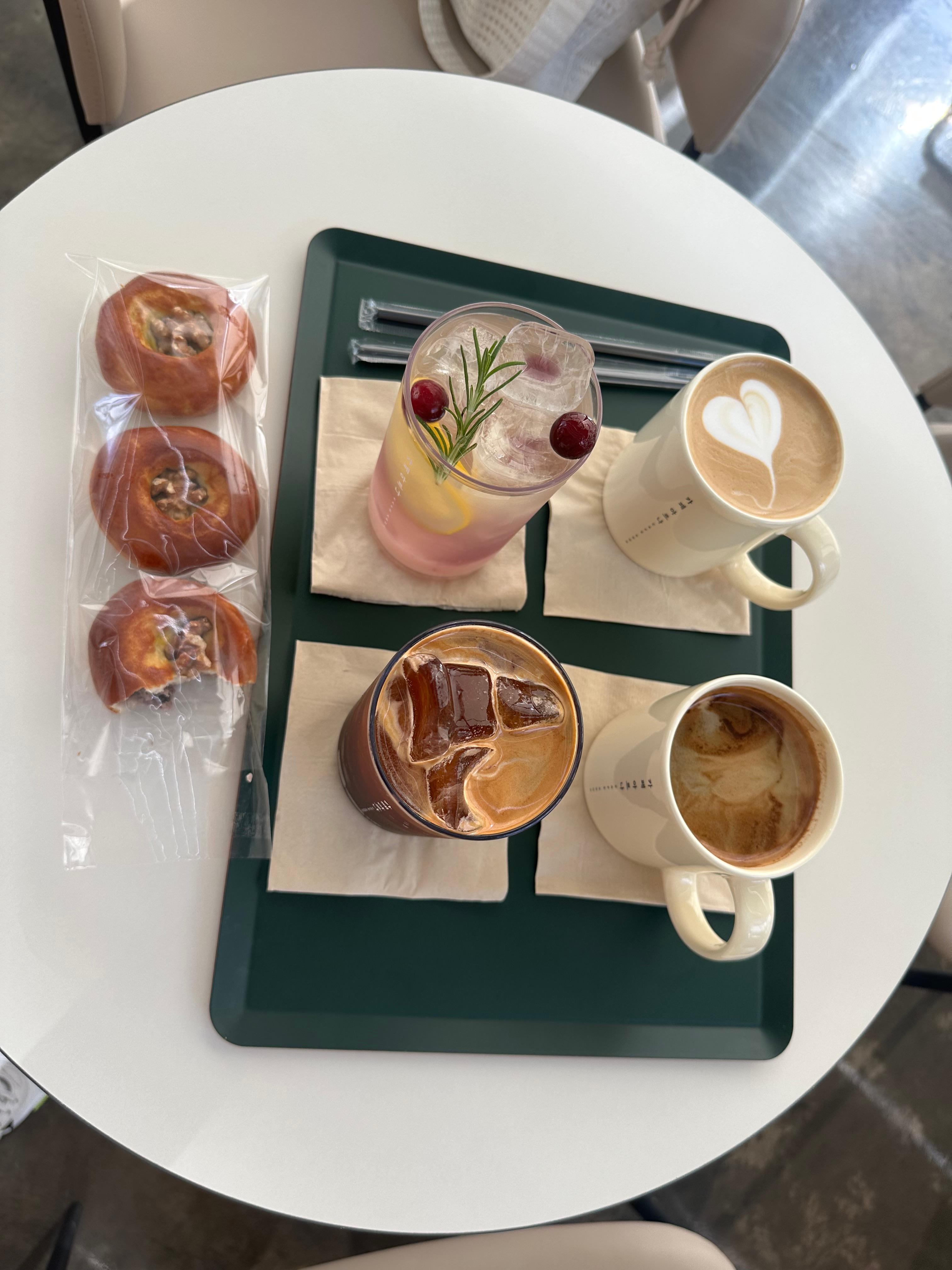 충남 보령, 대천, 무창포 여행 후기3(국내 가족 여행지 추천, 무창포 비체팰리스, 또다시 갯벌체험, 대천 맛집 부페, 점심 밥집 뷔페, 진짜 예쁜 카페 아르나, 분위기 좋은 카페 아르나, 한밤중 닭벼슬섬 산책, 대천항 수산시장 재방문, 찰광어회, 오징어회, 우성수산, 수연호수산, 무창포 비체펠리스, 오션뷰, 밥 해먹을 수 있는 숙소, 무창포 펜션)