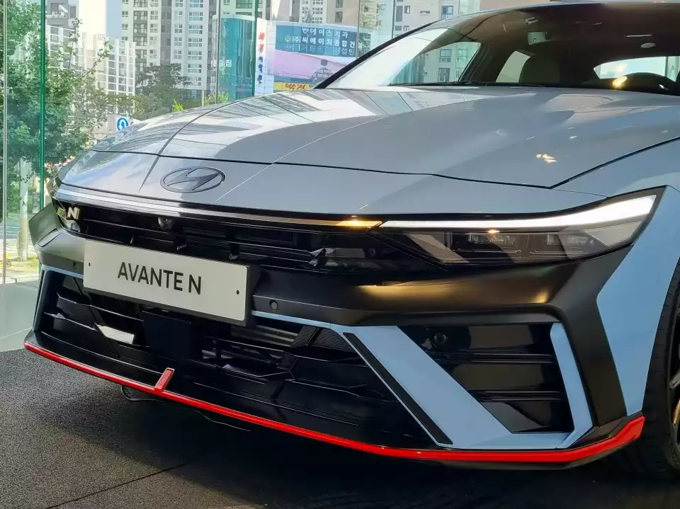 더 뉴 아반떼 N은 보통내기가 아닌 고성능 차입니다.