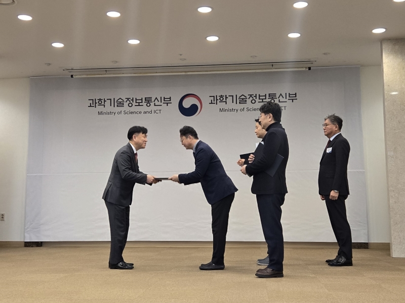 과학기술정보통신부 2차관님의 시상을 통해 상장과 상패를 수여받았습니다.