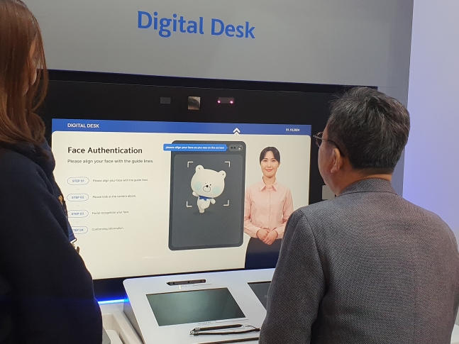 정상혁 신한은행장이 올해 미국 라스베이거스에서 열린 CES 신한은행 부스에 참석해 바이오 인증 서비스를 시현하고 있다.