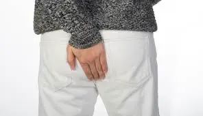 항문-가려운-사람