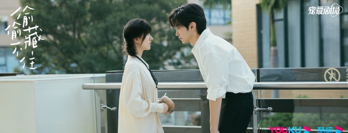 투투장부주-진철원,조로사-진철원이 허리굽혀 조로사와 눈맞춤하고 있는 모습