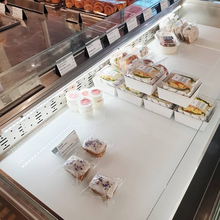 인포메이션카페에서는-파운드케이크와-식사대용으로-가능한-샌드위치류도-함께-팔고-있다