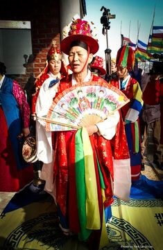 큰-무당-김금화씨가-화려한-옷을-입고-무당-전수식을-하고있는-모습