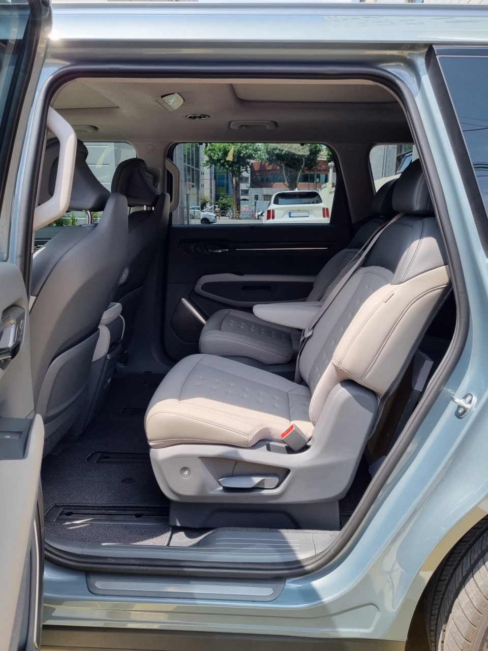 밖에서 EV9 2열을 살핀 모습입니다.