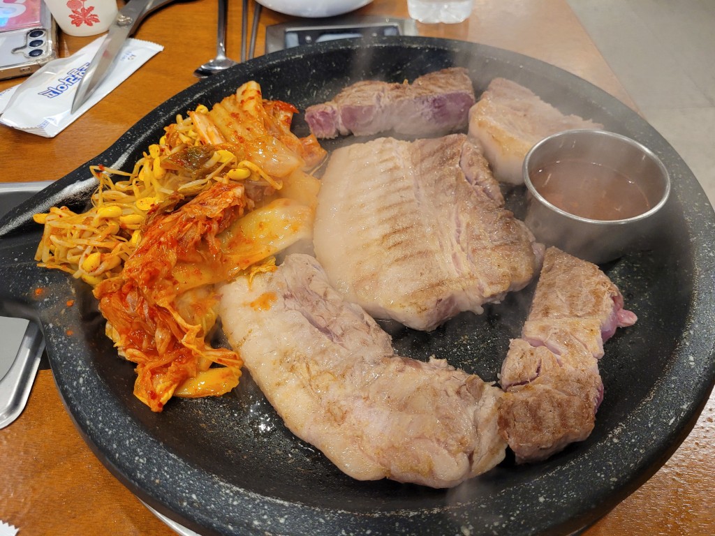 근본 흑돼지 제주공항점 김치 콩나물 구이