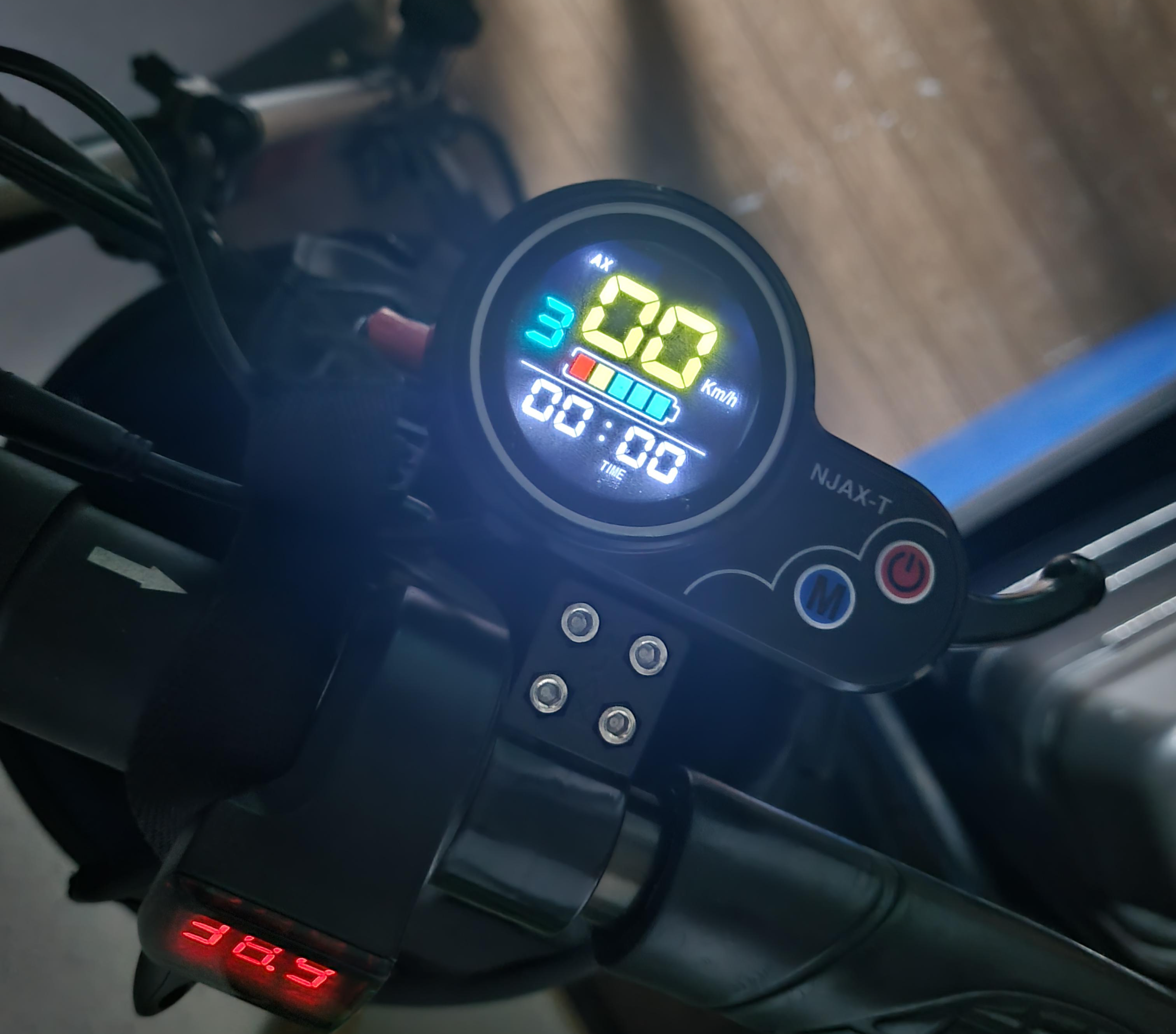 쓰로틀에 전원을 넣고 켠 사진