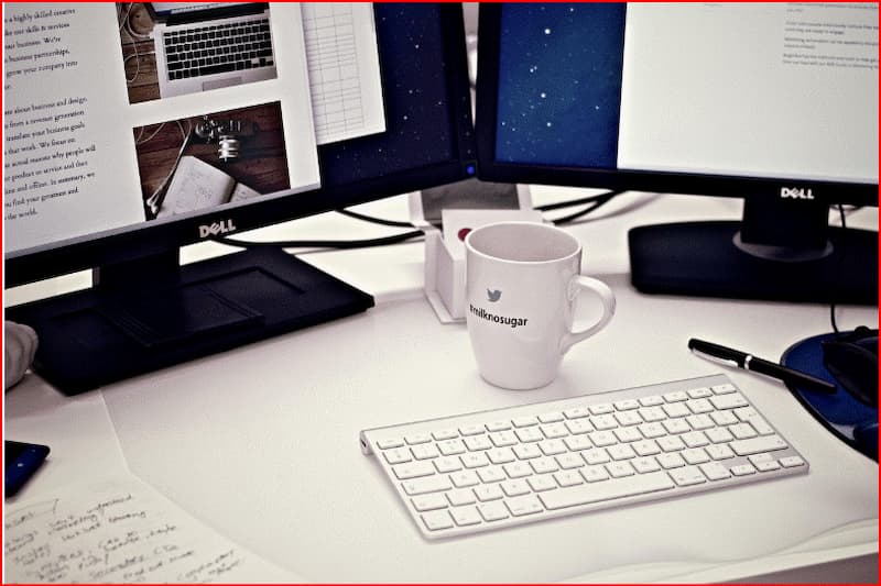 매일 마주하던 모니터들. 숫자로만 가득했던 내 일상