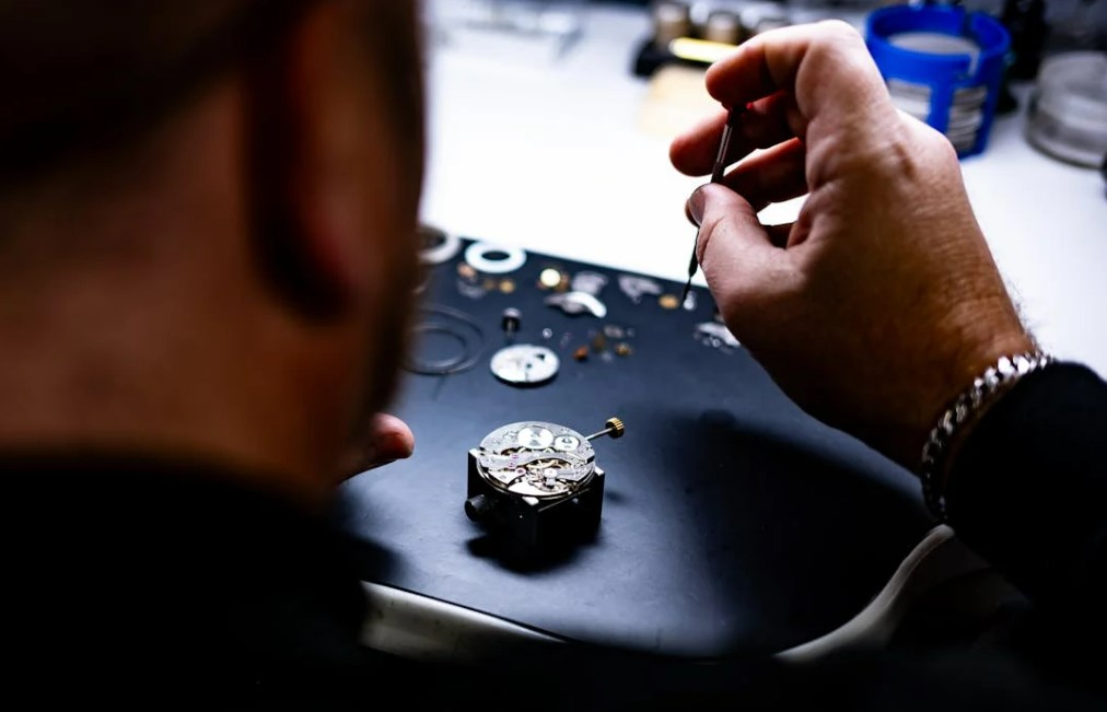 명품시계 정품 부품 교체 가능할까 브랜드 정책과 주의사항 정리