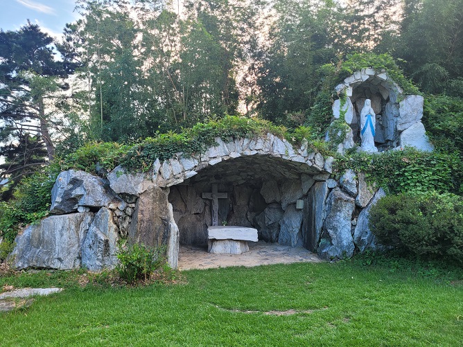 가실성당 성모 동산