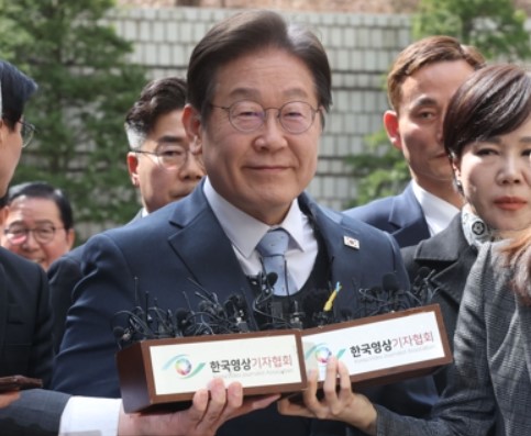 연합뉴스. 2심 재판 끝나고 나온 이재명