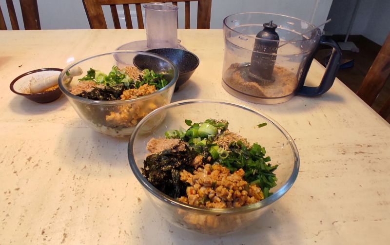 부추 파 고기 김 가스오부시가루 깨소금을 얹어준사진