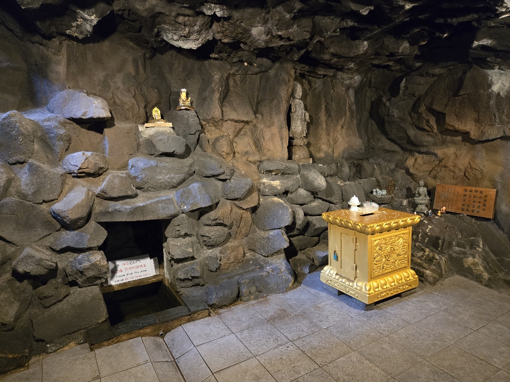 해동용궁사 히아동굴 감로약수 – 신성한 약수터