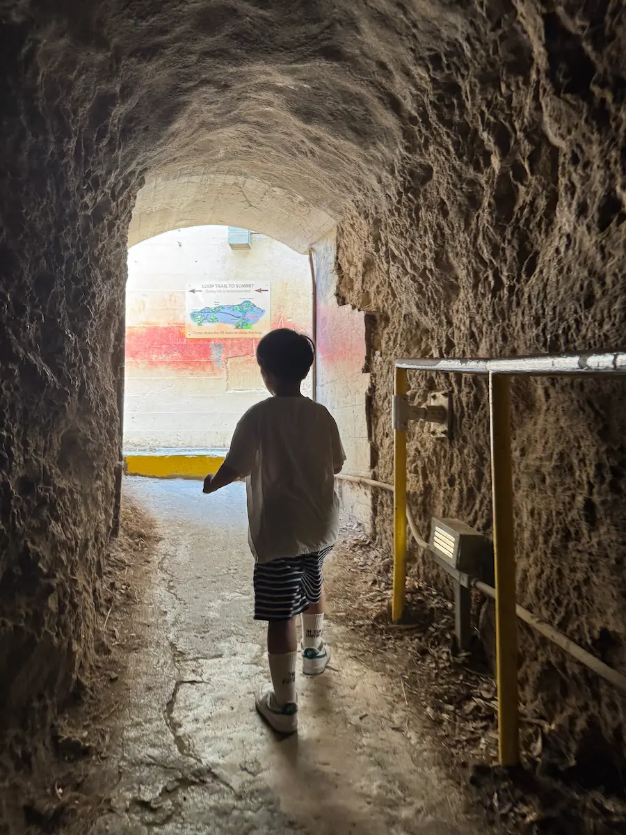 다이아몬드헤드 트레킹 구간 중 터널, 그 안에 있는 8살아이