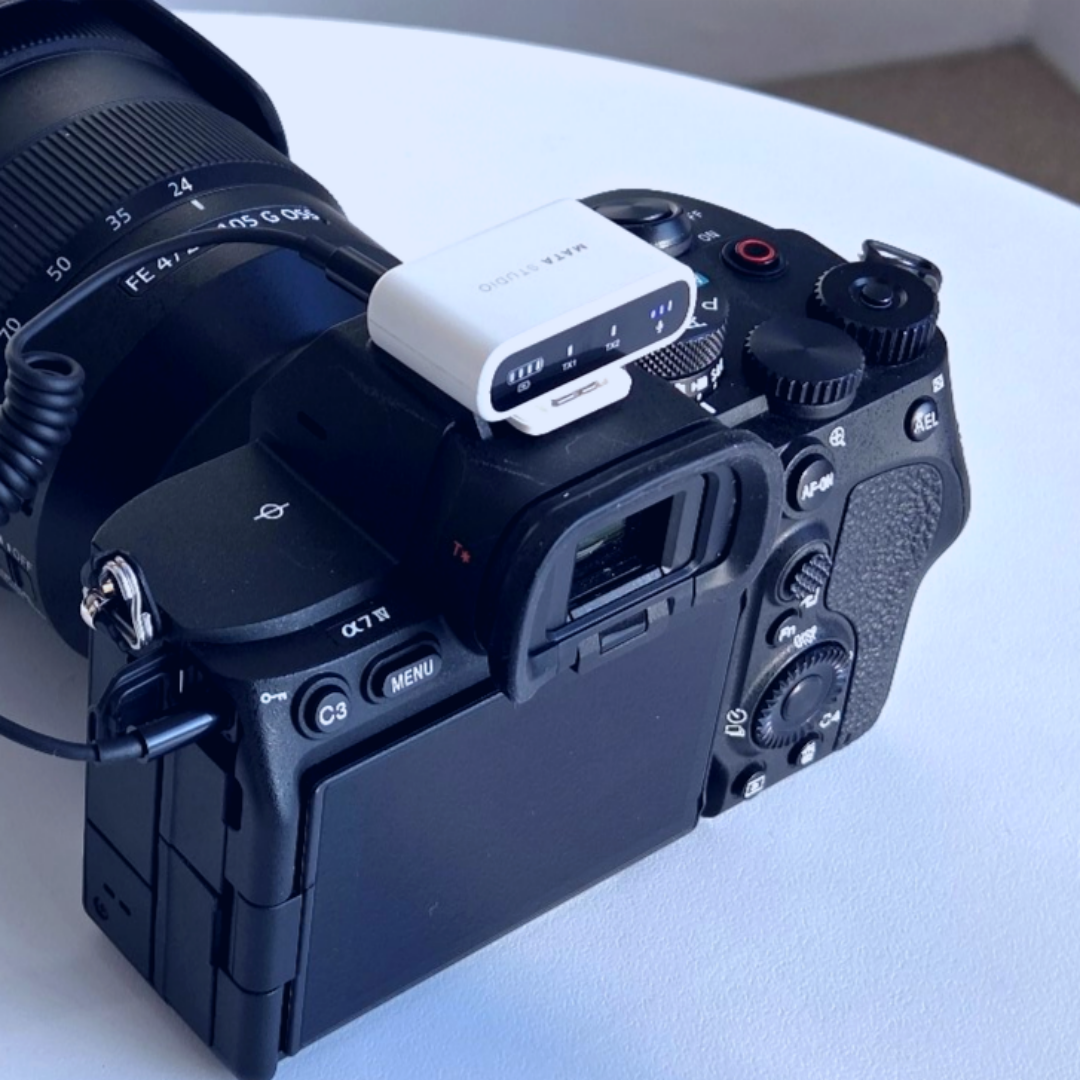 카메라에 연결된 무선마이크