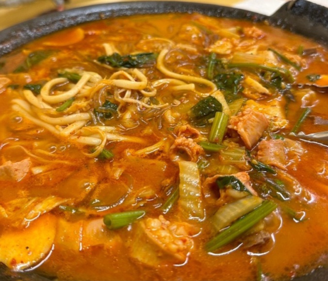 생방송투데이 부산 소곱창전골 맛집 위치 및 정보(외국인의 밥상 소곱창전골 한 상)