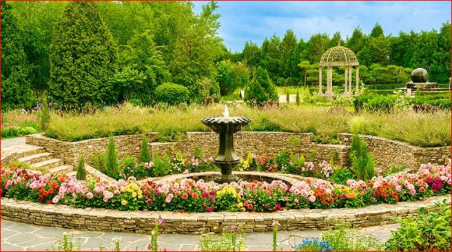 유럽정원 모습 꽃들이 있는 사진