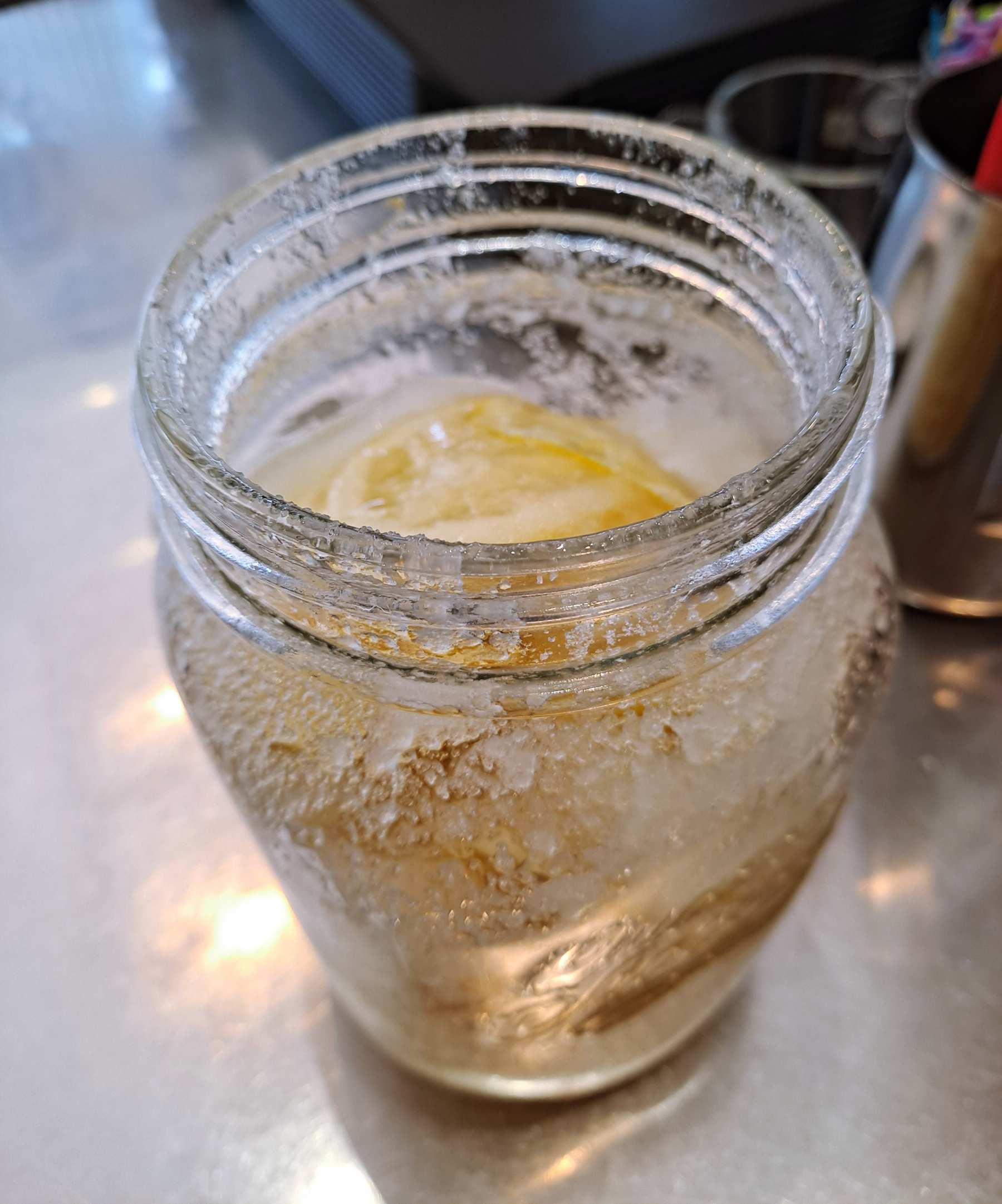 유리병에 설탕 녹다