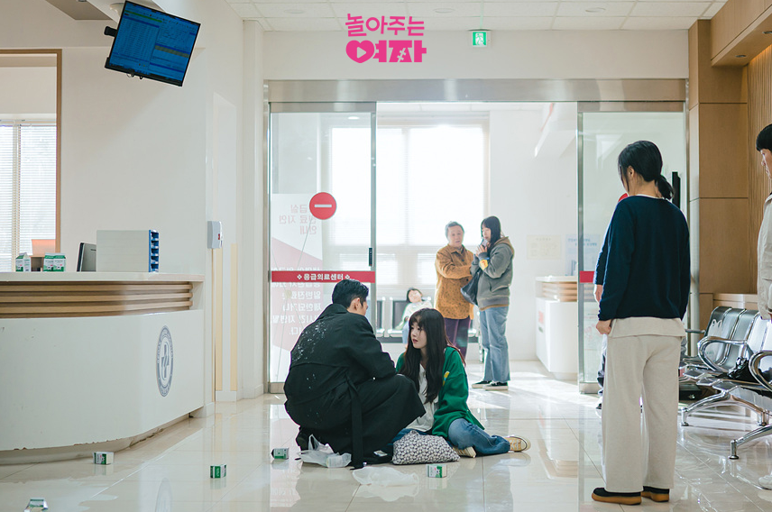 놀아주는 여자 줄거리