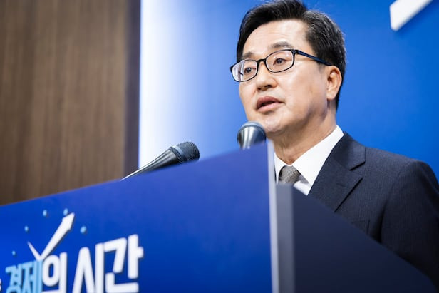 김동연 경기도지사가 지난 4일 경기도 수원시 경기도청에서 윤석열 대통령 탄핵심판 선고 관련 입장을 발표하고 있다. /경기도 제공