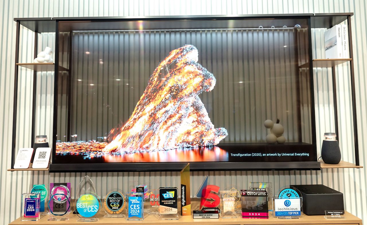 LG 시그니처 올레드 T 77인치 투명 OLED TV, 무선 송수신 기술로 선 없는 깔끔한 디자인의 초프리미엄 TV