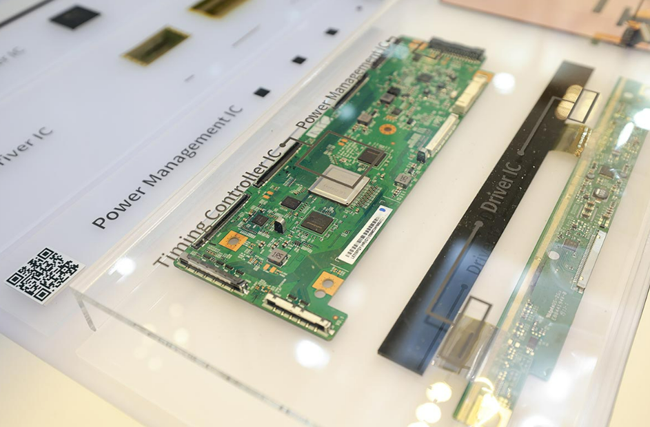 LX세미콘의 전력관리반도체(PMIC)가 적용된 PCB 기판 (출처: LX세미콘 전시회)