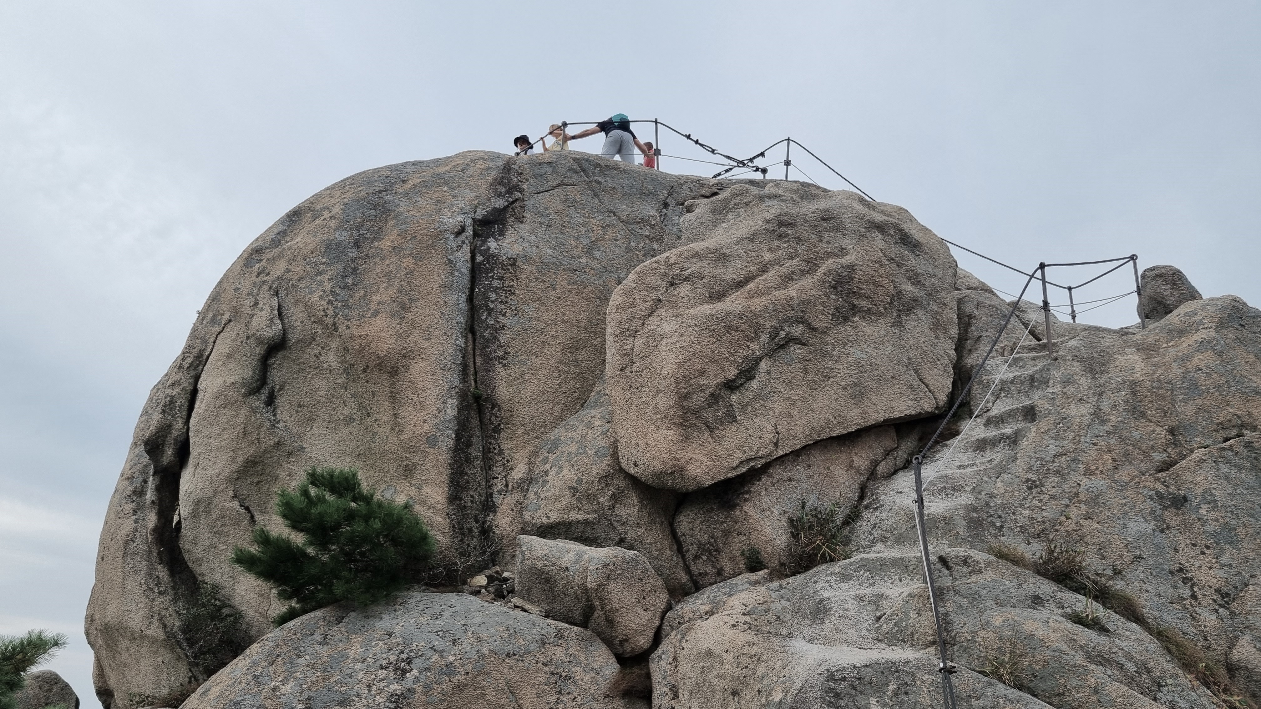 원효대 정상에 외국인 어린이 꼬마 둘