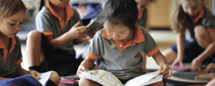 Story Reading 시간에 Primary Years Program 학생의 책 읽는 모습