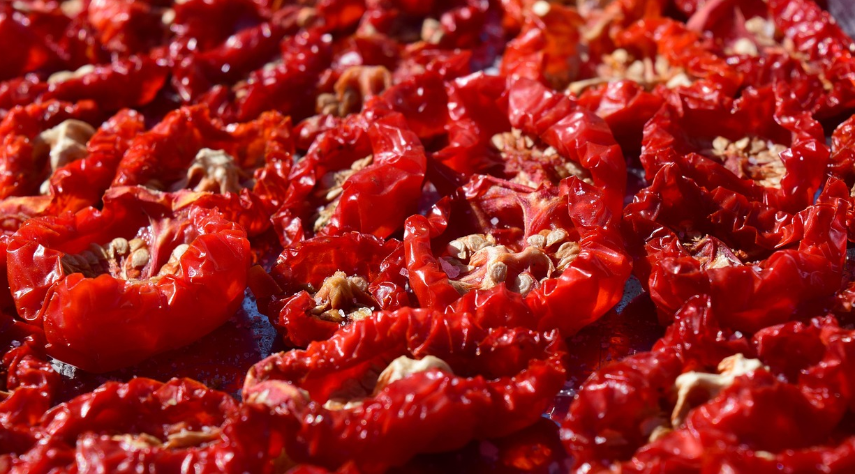 말리고 있는 썬드라이드 토마토 사진