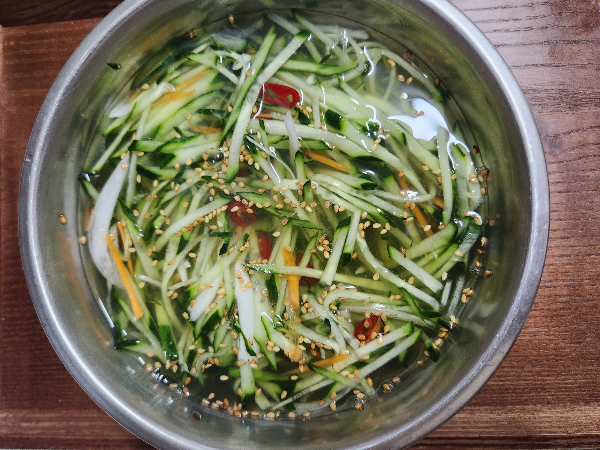 완성된 오이 냉 국