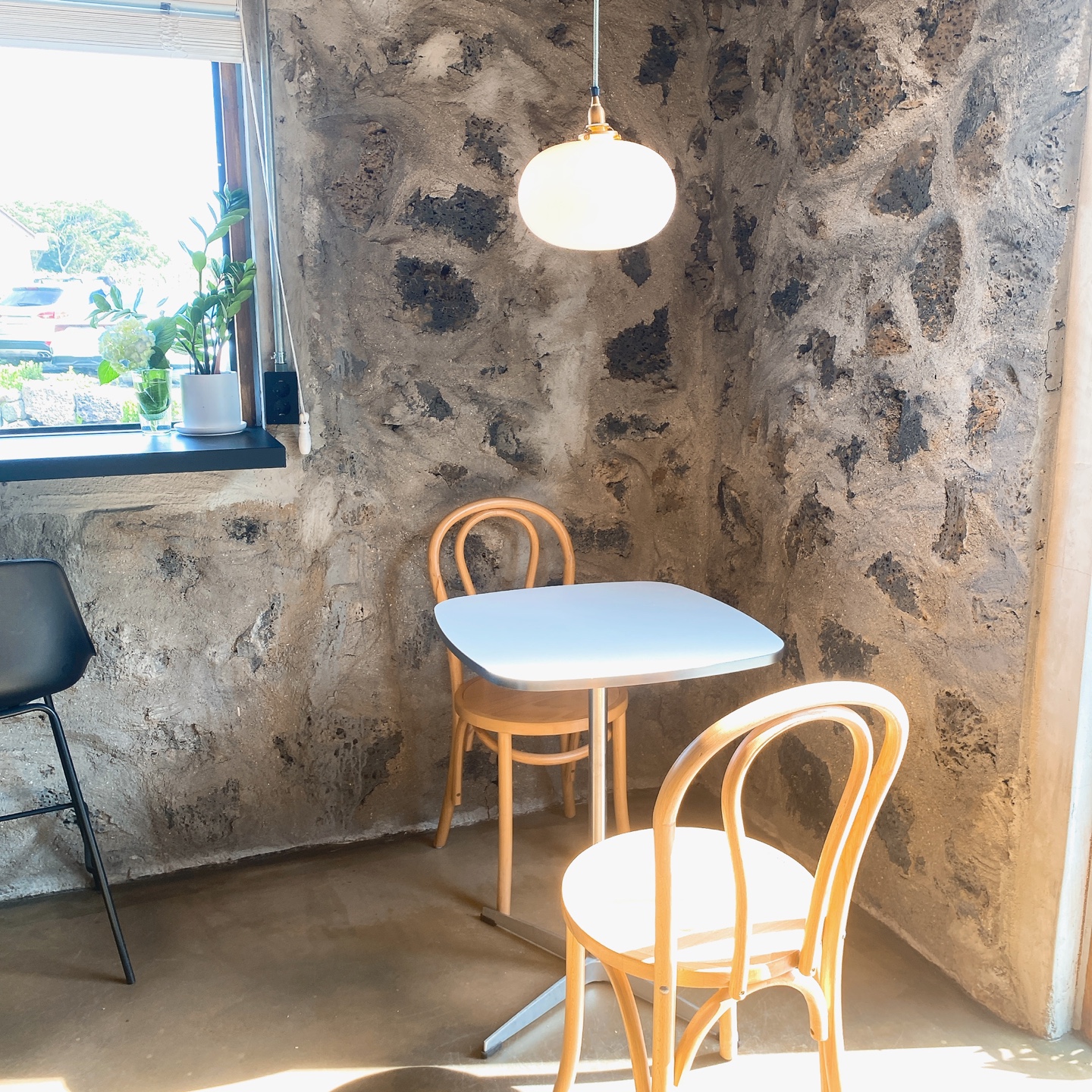 제주 서귀포 성산 혼인지 돌창고 개조 돌집 카페 고요히