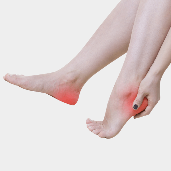 발바닥과 발뒤꿈치 통증으로 발을 만지고 있는 여성