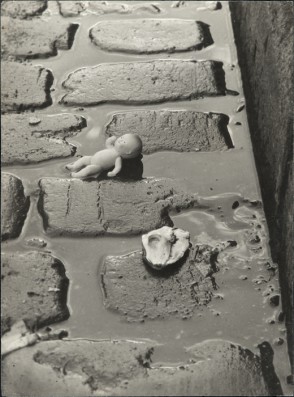 Puppe und Auster im Rinnstein by Wols