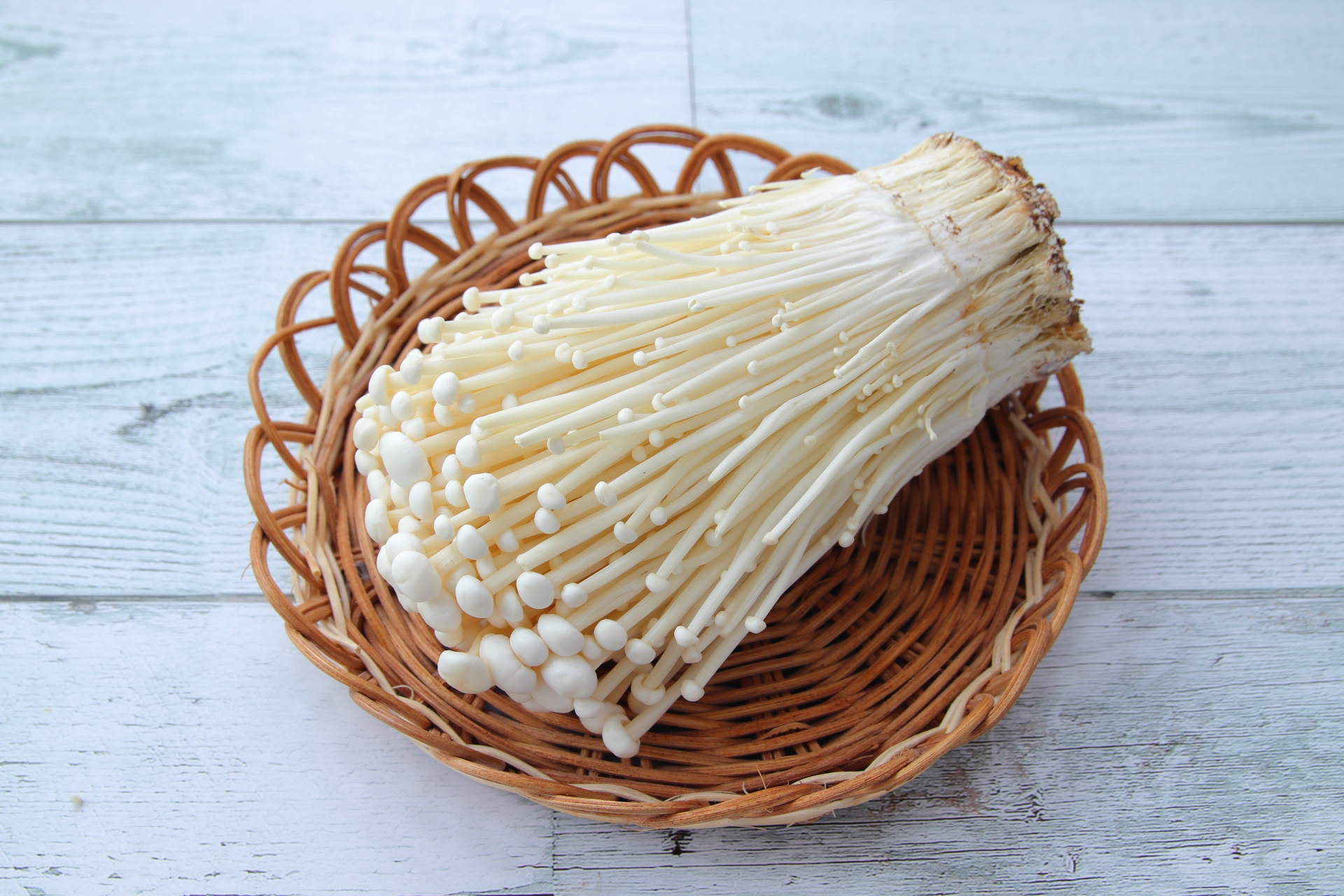 소쿠리에 담겨 있는 팽이버섯