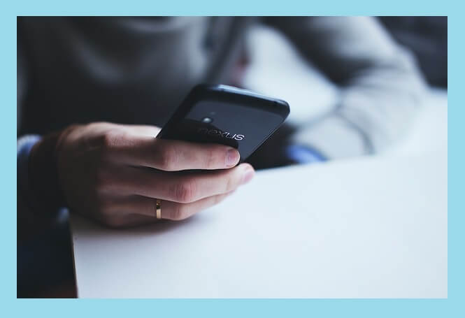 핸드폰-하는-손