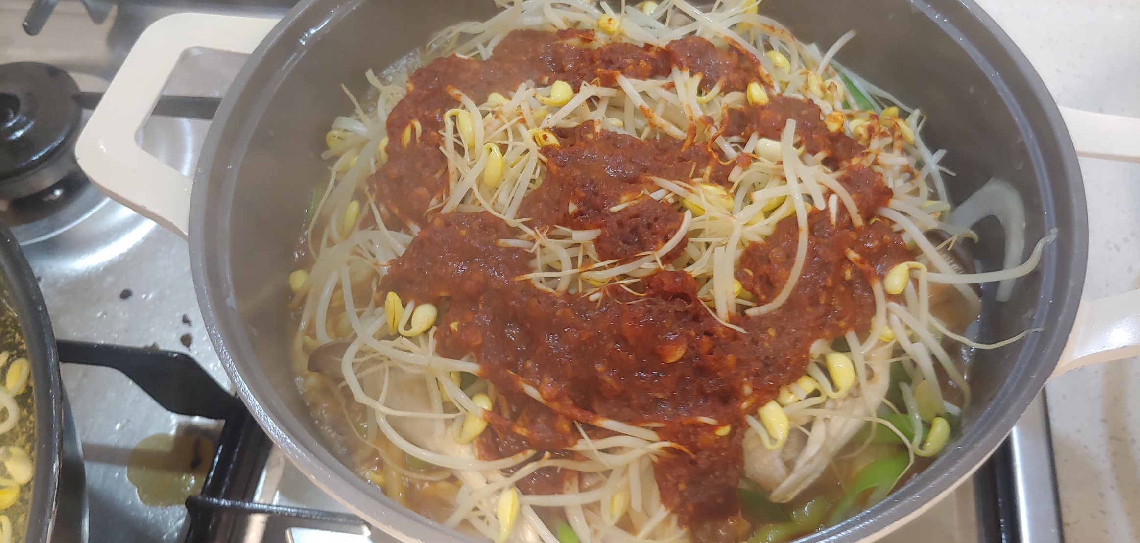 물 한방울 넣은적이 없어도 끓이게되면 야채에서 위 사진과 같이 물이 나옵니다.