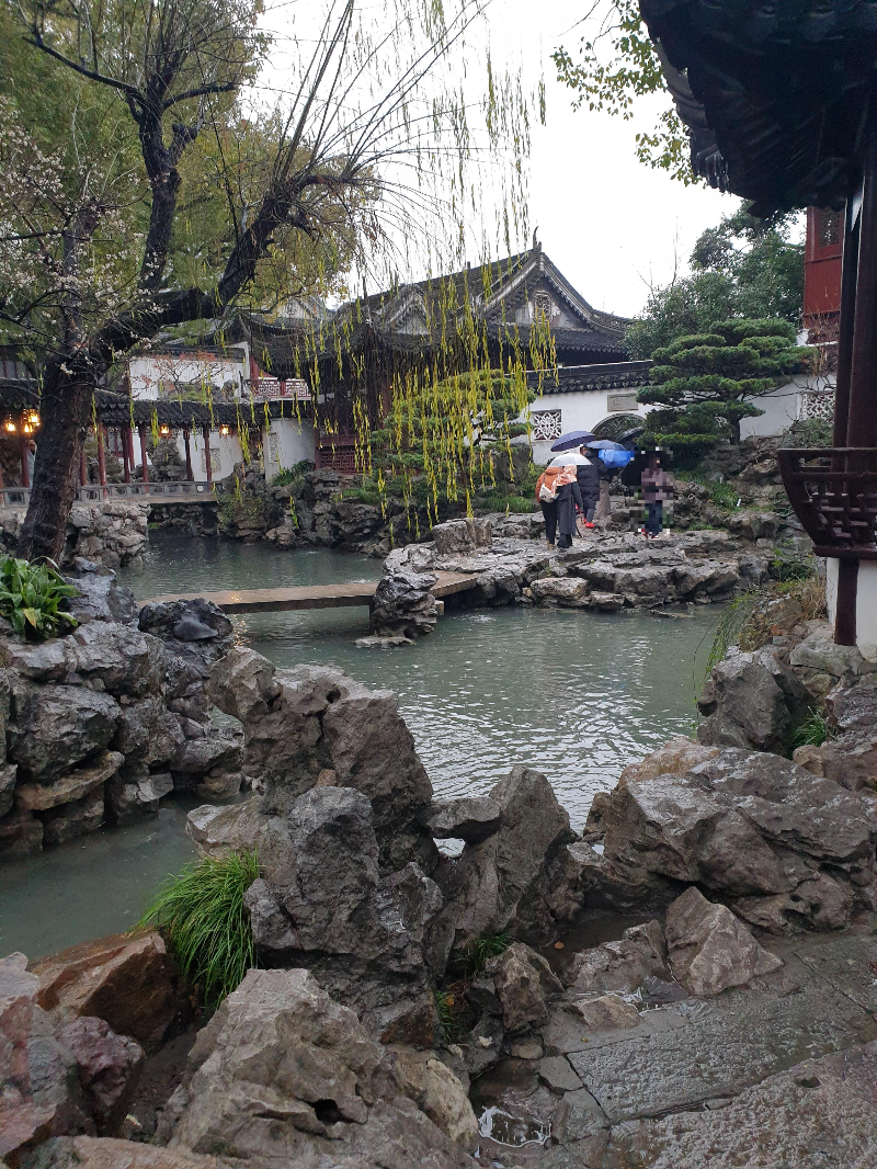 돌과 물 그리고 건물이 함께 조화를 이룬 예원의 한 모습