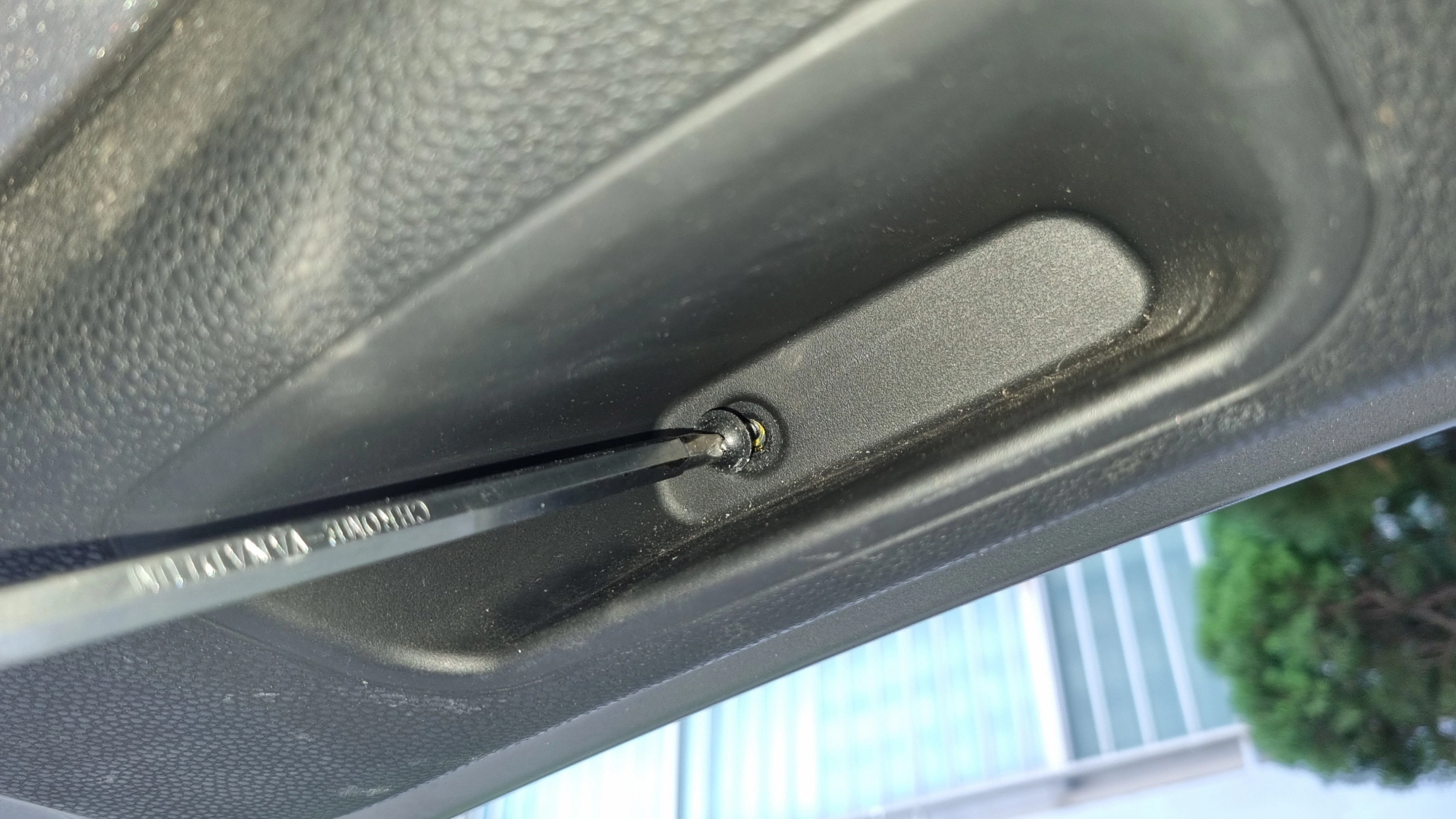 트렁크 손잡이 고정 볼트 위치