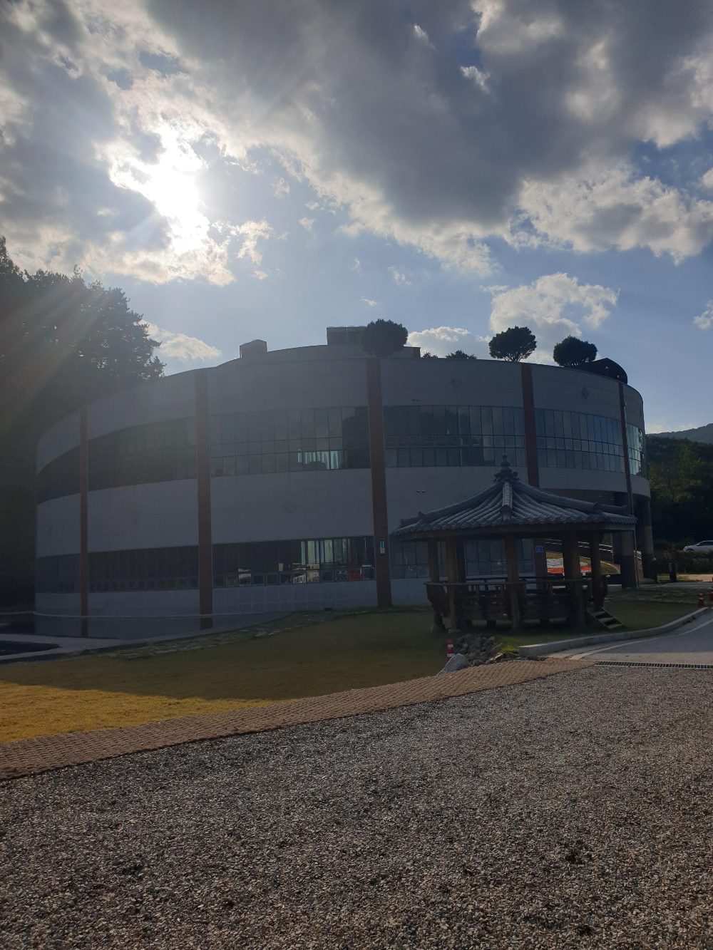 원형으로 된 건물. 창문이 위아래로 글게 나있다.