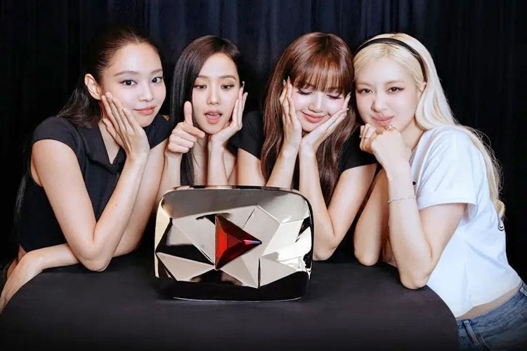 블랙핑크 : 지수, 제니, 로제, 리사