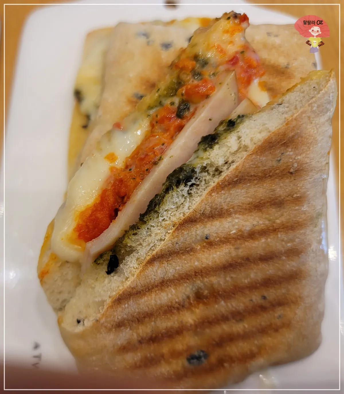 경기-남양주-투썸플레이스-다산신도시점-페스토-햄-치즈-파니니-반조각