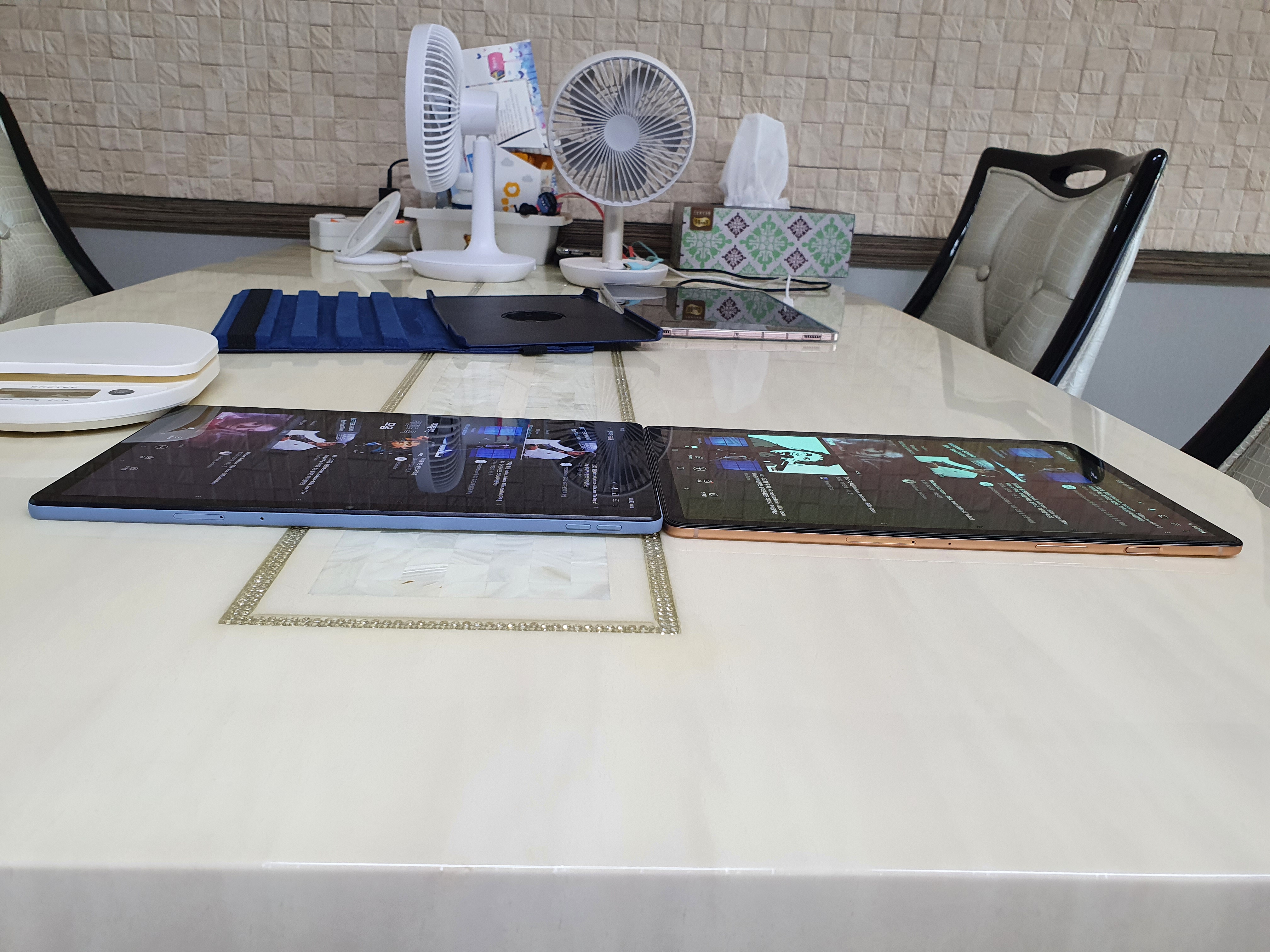 탭 하단 부분 좌) p12 스피커2개, C핀 충전포트, 이어폰단자가 있음 , 우)s5e 스피커2개, C핀 충전포트 있음.