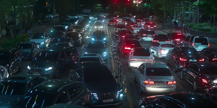 악령 추출 후 근처 성당으로 가는 중 교통마비가 된 상황