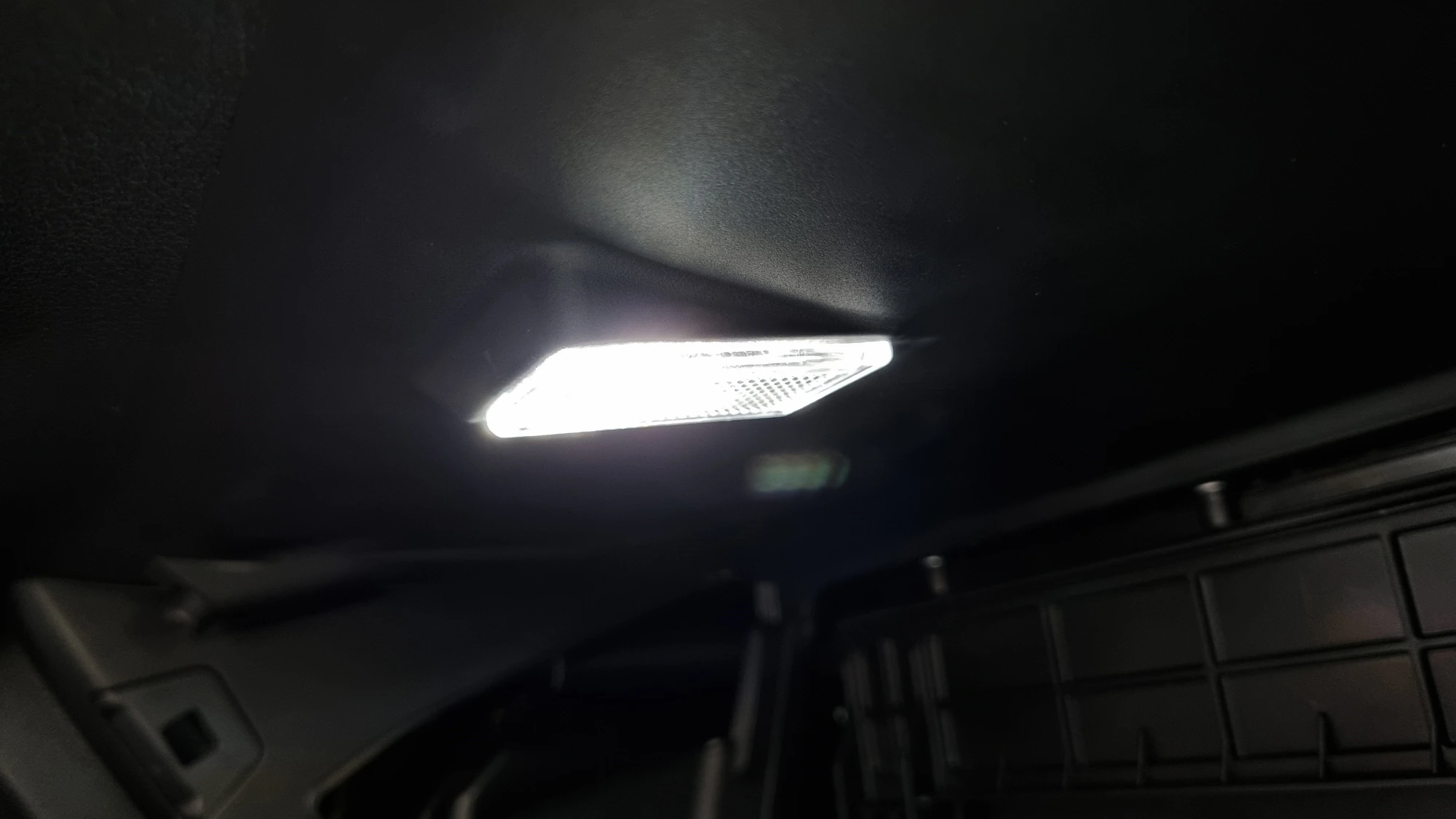 글로브박스 조명등 교체 완료 모습