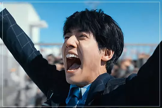 영화-좀100-텐도-아키라-함성을-지르며-두팔을-번쩍-들고-있다