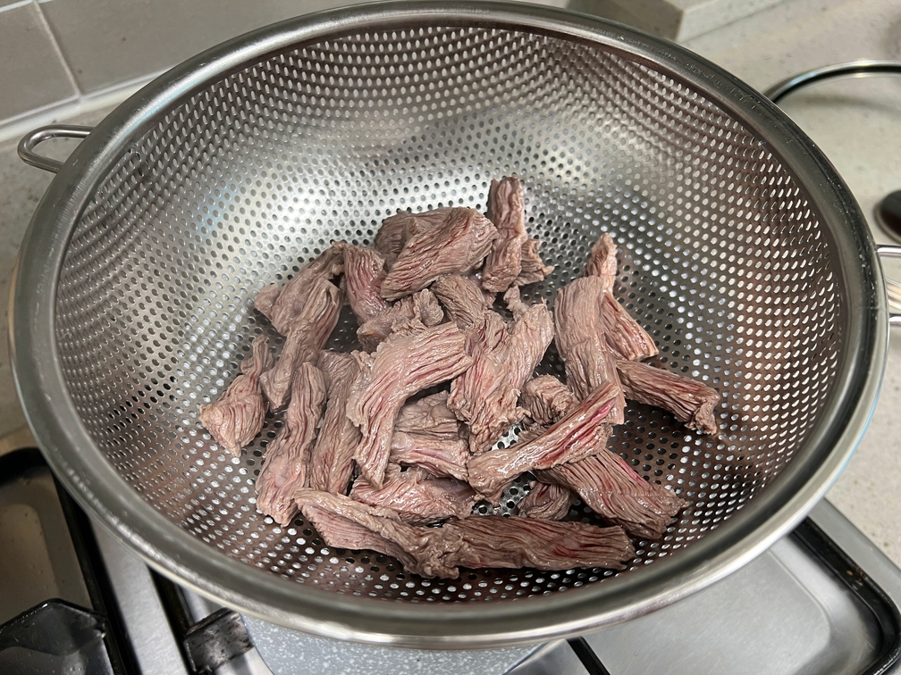 그리고 고기를 꺼내 체에 받쳐 주세요.