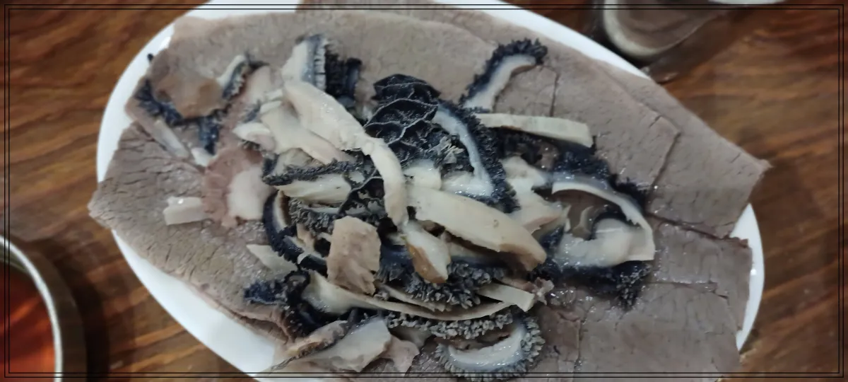 테이블위에-수육-양이-담겨있는-모습-왼쪽옆에-김치가-살짝-보임