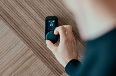 에너지 바우처 신청방법 조건 잔액조회와 관련하여 난방요금과 관련된 실내온도를 조절하고 있는 사람 사진