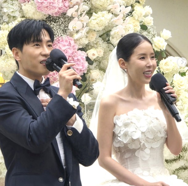 결혼식 피로연 핑크 드레스 신부 축하하는 하객
