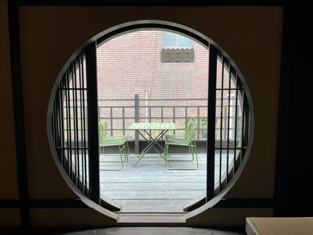 일상엔-베이커리카페-2층-테라스-매장